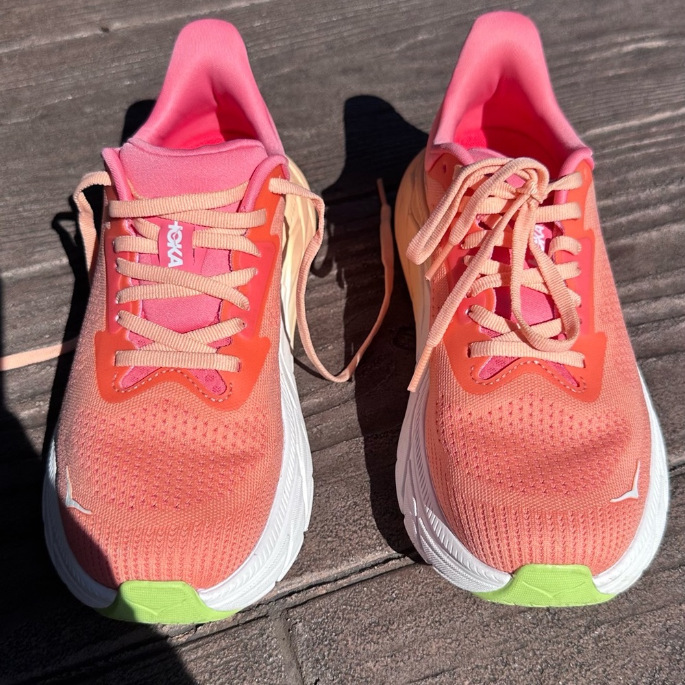 Hoka Women's Arahi 7 coral running shoes 6.5
